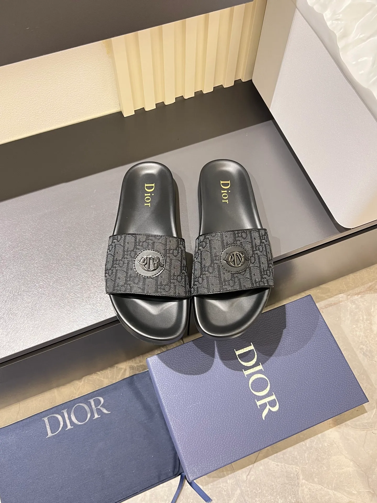 Men's men's shoes 💰p300 Size 38-45 Dior Dior's latest H-Town series Oblique thick sole slippers sandals Original purchase development and production This Dior H-Town sandals pay tribute to the classic logo of sports style and highlight Dior's high-end spirit. Crafted from black rubber with a beige and black Oblique printed upper, it's accentuated with tonal calfskin details. The rubber sole incorporates a variety of elements and is embellished with the Dior logo for a refined, futuristic look. Can be worn with shorts or jeans. Comes with exquisite packaging at the counter 🛍📦 ▪️ Fabric: Original customized imported Oblique embroidery ▪️ Lining: Imported soft sheepskin ▪️ Sole: Original molded ultra-light foam material ▪️ Bottom thickness: 4CM